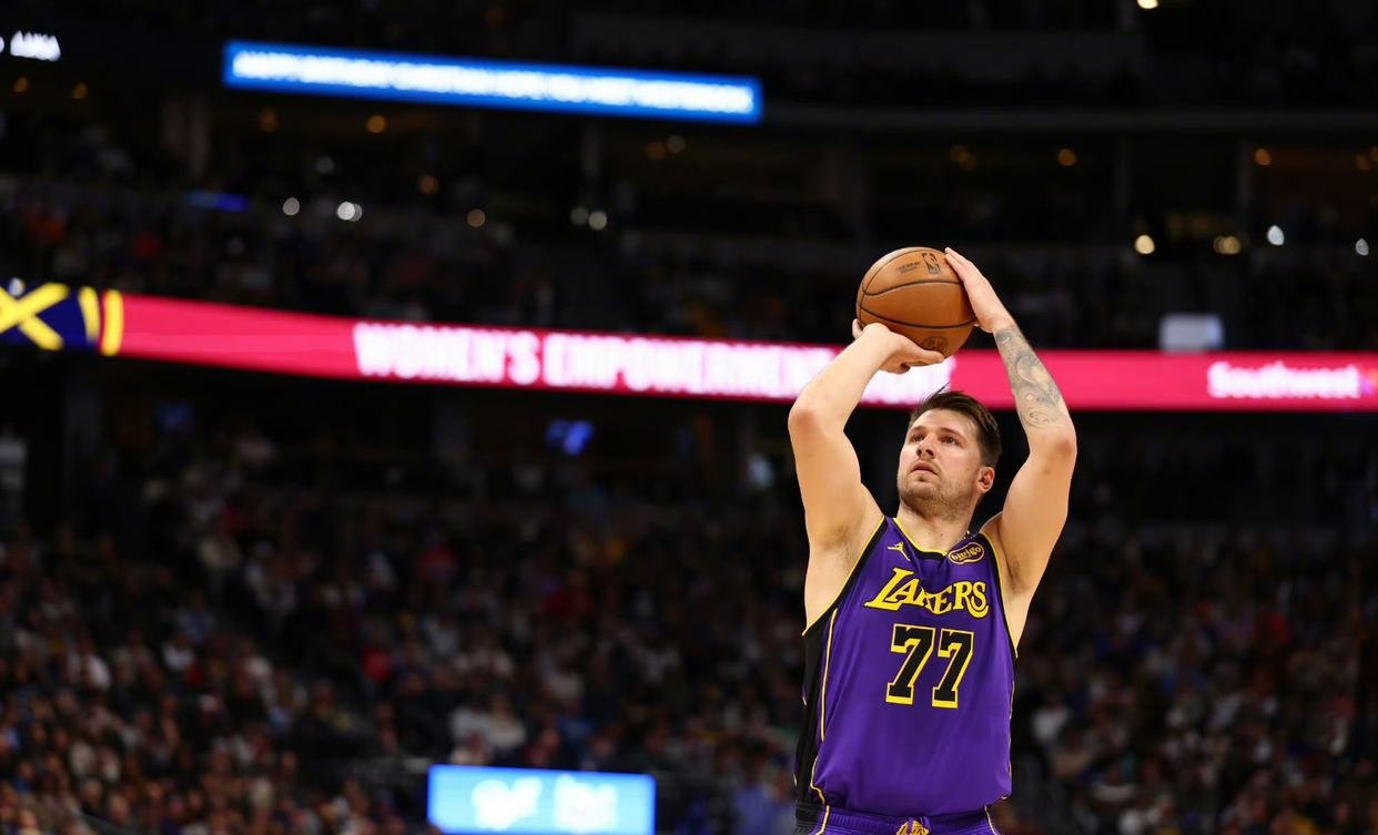 湖人B队完胜雷霆，约基奇爆发神勇的简单介绍