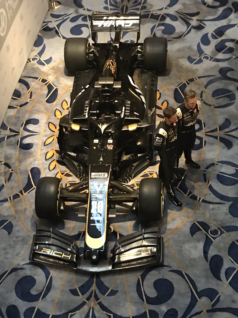 哈斯车队逆转威廉姆斯，皮亚斯特里统治全场