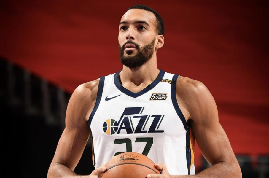 尼克斯横扫辽宁队，戈贝尔惊艳四座