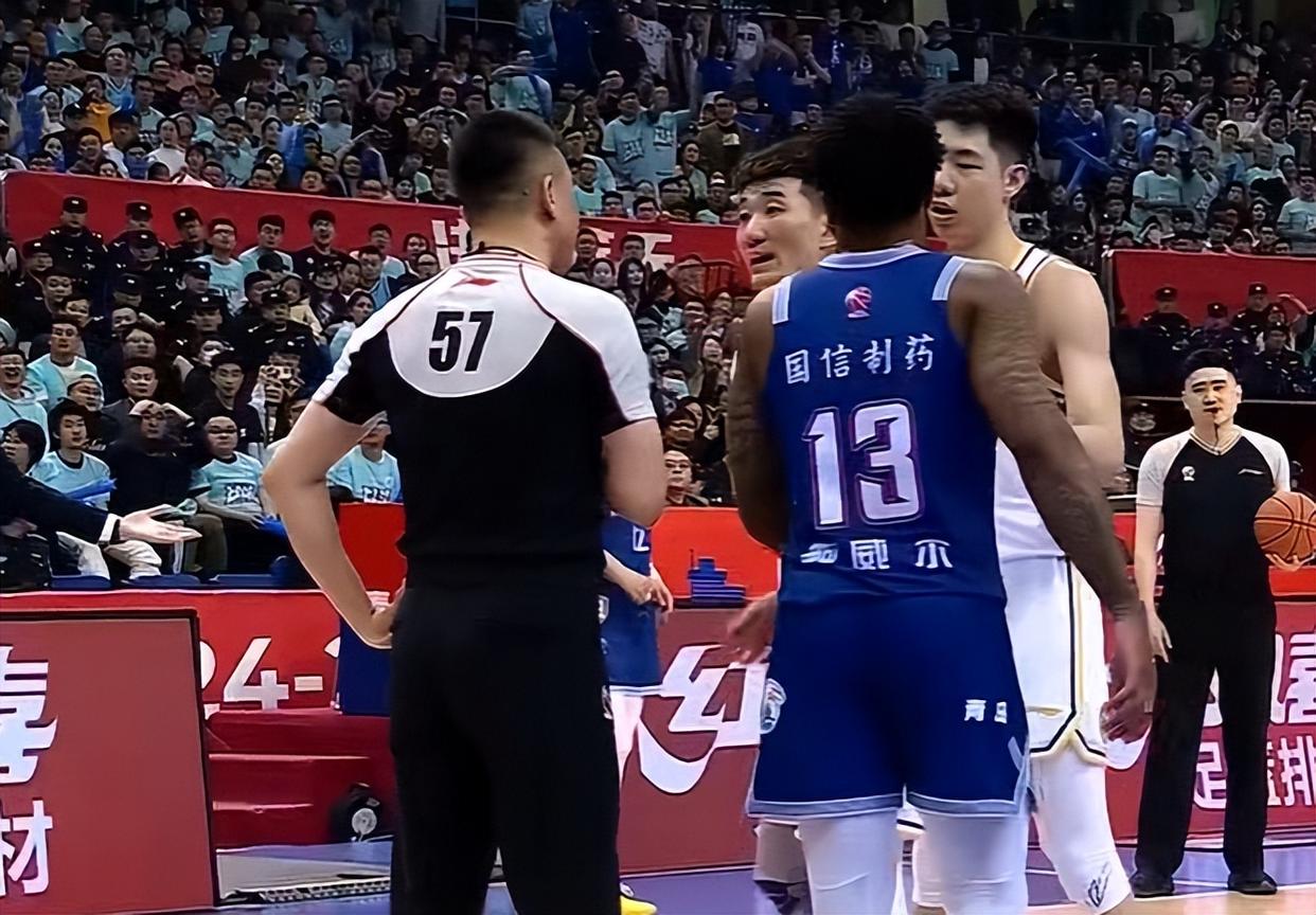 76人鏖战福建队,孙铭徽状态火热 76人鏖战福建队,孙铭徽状态火热