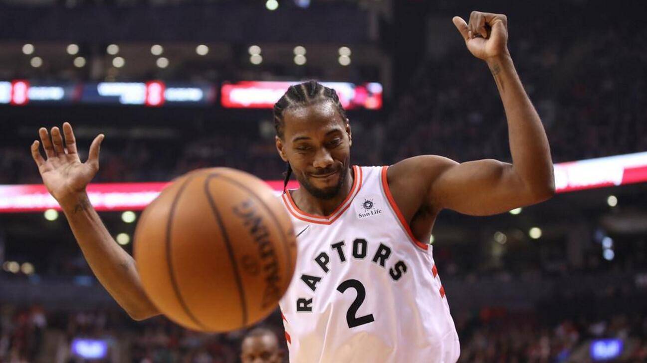 疯狂猛龙横扫魔术，队员合力拼搏势不可挡取得胜利