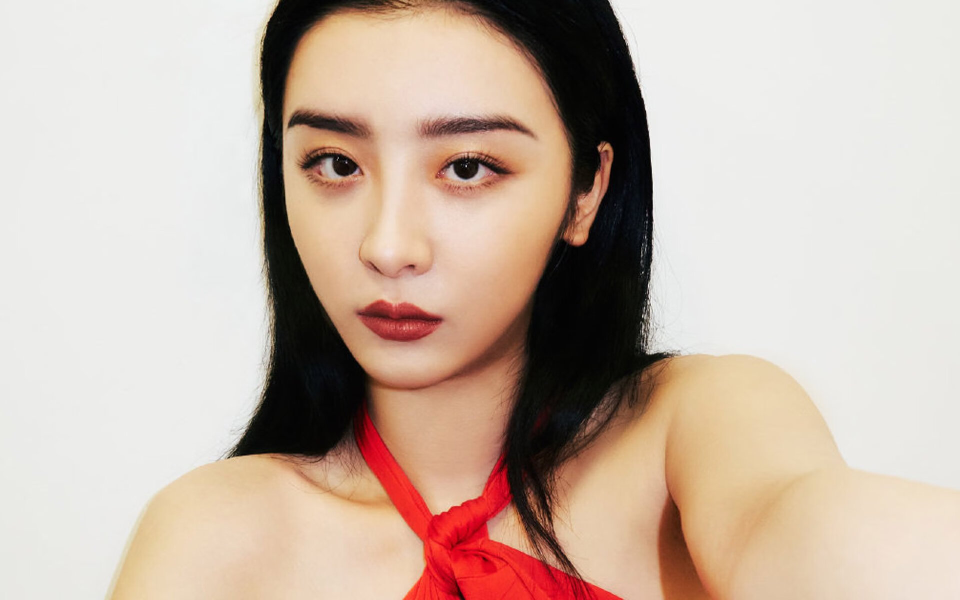 银绿圣光吞噬赛道，阿斯顿马丁奇迹夜，拉塞尔踩下红牛王朝的刹车